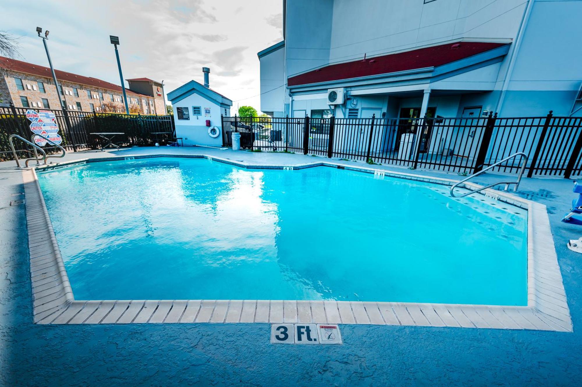 Hometowne Studios By Red Roof San Antonio - Seaworld Northwest Dış mekan fotoğraf
